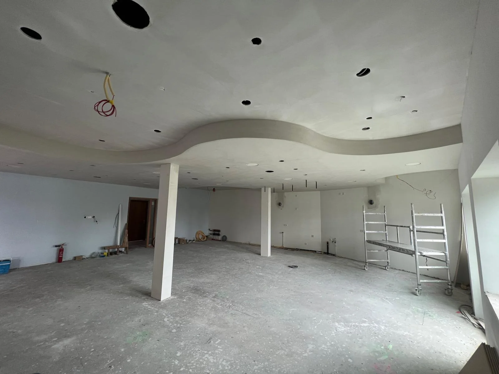 Eigen project: gestukte wanden en een golvend plafond in een ruimte in aanbouw